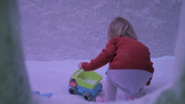 在盐室玩耍的女婴 — 图库视频影像