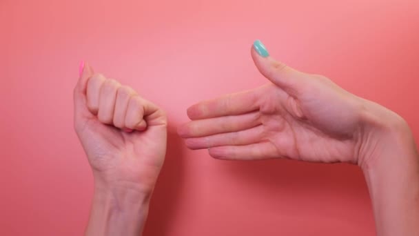 Mujeres manos realizar ejercicio de la mano estimulante del cerebro — Vídeos de Stock