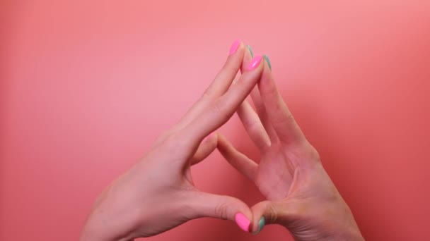 Vrouwen handen uitvoeren van hersenen stimulerende hand oefening — Stockvideo