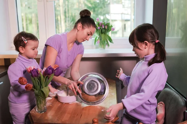 Glücklich liebende Familie bereitet gemeinsam in der Küche Backwaren zu. — Stockfoto