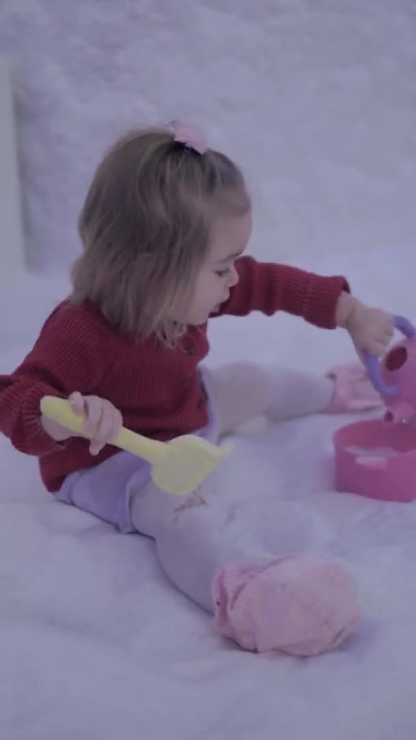 Spädbarnsflicka leker i saltrum — Stockvideo