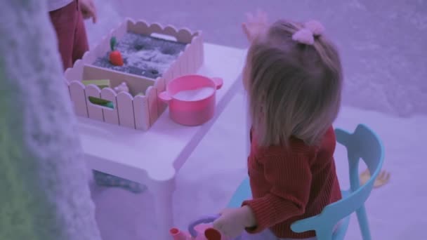 Enfant fille jouer dans la salle de sel — Video