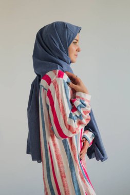 Mavi tesettürlü genç müslüman kadının yan görünüm yüzü 