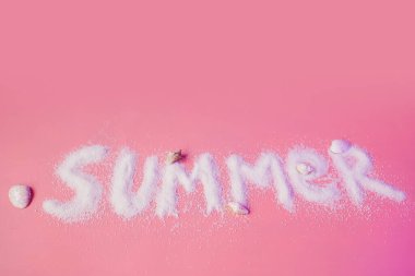 Yazın pembe arka planda kumdan yapılma. 