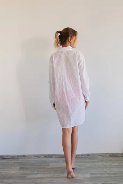 Baksidan syn på ung kvinna bär vit sommar skjorta. — Stockfoto