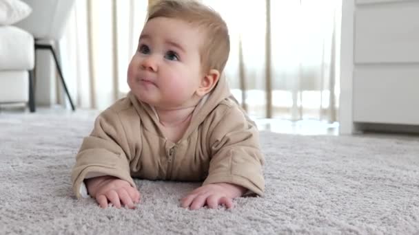 Ευτυχισμένο μωρό σέρνεται στο χνουδωτό χαλί — Αρχείο Βίντεο