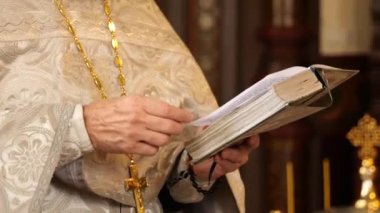 Rahip kilisede dua ediyor. Hıristiyanlık töreni