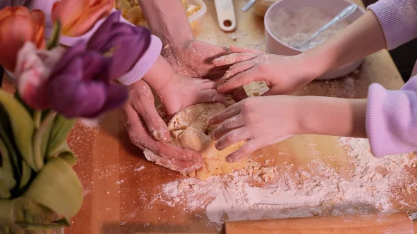 Szczęśliwa Kochająca Rodzina Przygotowuje Szarlotkę Razem Kuchni Matka Dwie Córki — Zdjęcie stockowe