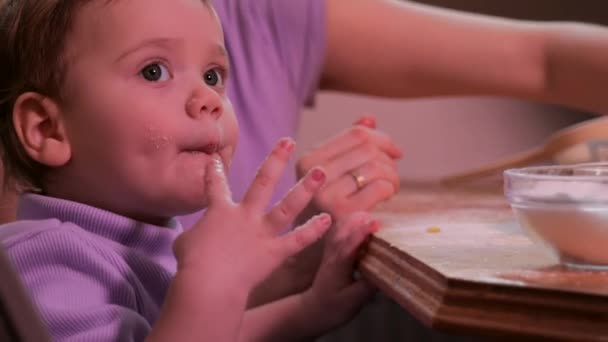 Mutter Und Tochter Bereiten Gemeinsam Der Küche Apfelkuchen Kleines Mädchen — Stockvideo