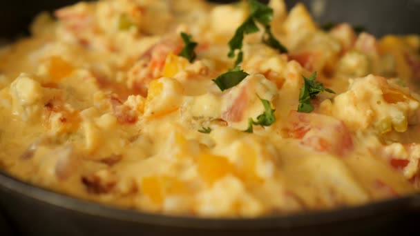 Przygotowanie Wegetariańskiego Omleta Pomidorami Papryką Żółtą Selerem Ubitymi Jajkami Mlekiem — Wideo stockowe