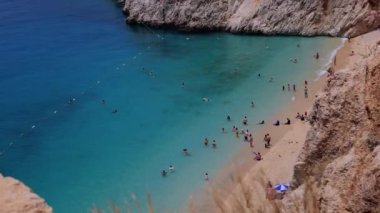 Türkiye 'nin Kas ve Kalkan şehirleri arasında Akdeniz' deki güzel Kaputas plajı. Yaz zamanı 2022