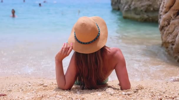 Rückansicht Einer Frau Mit Strohhut Die Sandstrand Vor Dem Meer — Stockvideo