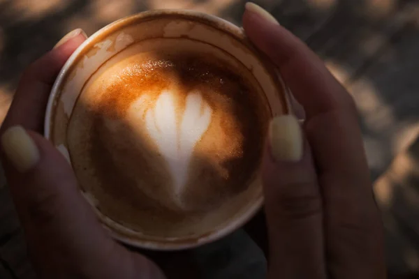 Tangan Wanita Memegang Secangkir Kopi Cappuccino Dengan Bentuk Hati Conceptual — Stok Foto