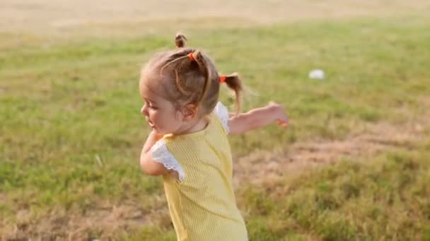 Adorable Years Girl Exercising Green Summer Park Doing Gymnastics Outdoors — Stok video