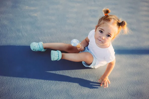 Adorable Years Old Girl Eating Ice Cream Outdoors Summer Time — Stockfoto