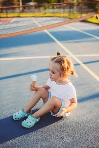 Adorable Years Old Girl Eating Ice Cream Outdoors Summer Time — Stock Photo, Image