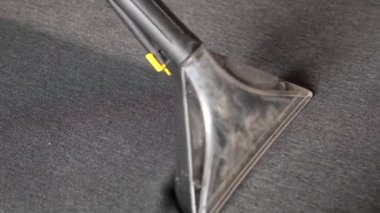 Su süpürgesiyle kanepeyi temizliyorum. Modern temizlik aletleri. 