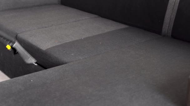 用吸水吸尘器清洁沙发 现代家政用具 — 图库视频影像