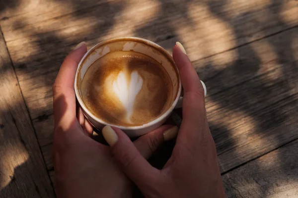 Tangan Wanita Memegang Secangkir Kopi Cappuccino Dengan Bentuk Hati Conceptual — Stok Foto