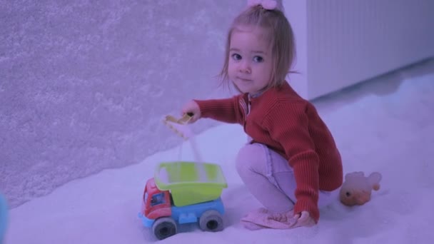 Csecsemő Lány Játszik Lapockával Teherautóval Sószobában Haloterápia Gyerekeknek — Stock videók