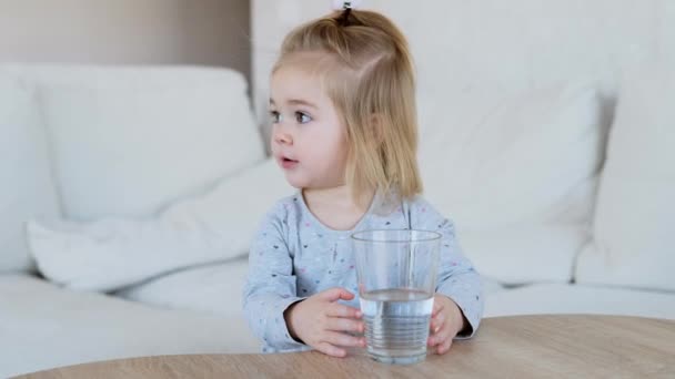 Förtjusande Gammal Flicka Söt Klänning Dricksvatten Från Glas Hemma Glad — Stockvideo