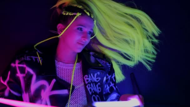 Millennial Young Woman Yellow Hair Lying Floor Holding Pink Blue — Vídeo de Stock