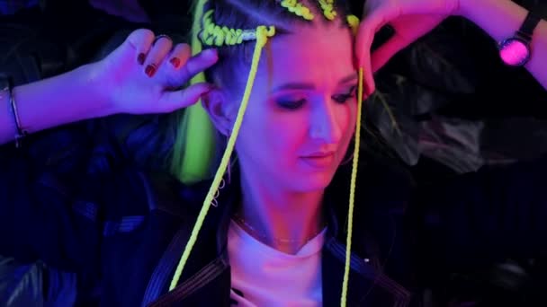 Tânără Milenară Părul Galben Pozând Faţa Camerei Portret Futurist Modă — Videoclip de stoc