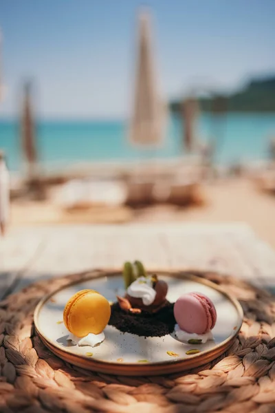 Drie Verschillende Macarons Geserveerd Bord Houten Tafel Strandcafé Met Prachtig — Stockfoto