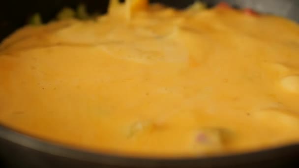 Προετοιμασία Για Χορτοφάγους Ομελέτα Ντομάτες Κίτρινη Πάπρικα Σέλινο Χτυπημένα Αυγά — Αρχείο Βίντεο