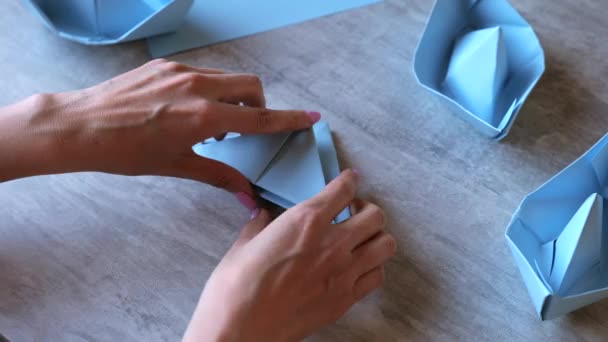 Timelapse Mulheres Mãos Fazendo Barco Com Papel Origami — Vídeo de Stock