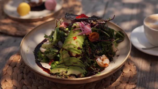 Fresh Healthy Avocado Shrimps Salad Served Outdoors Delicious Food Vacation — ストック動画