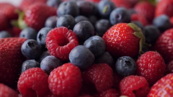 Closeup Fresh Tasty Blueberries Strawberries Raspberries Rotation Healthy Eating Summer — Αρχείο Βίντεο