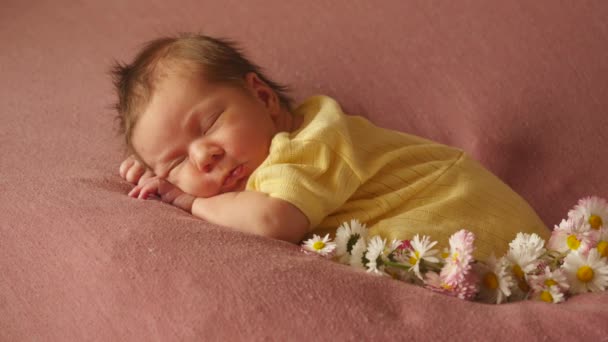 Liebenswertes Neugeborenes Gelbem Strickkleid Schläft Einfühlsam — Stockvideo