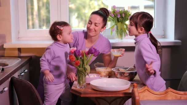 Anya Megcsókolja Lányait Boldog Szerető Család Készül Pékség Együtt Konyhában — Stock videók