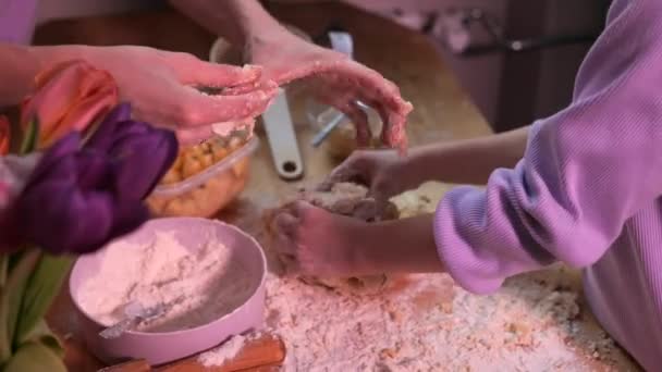 Happy Loving Family Preparing Apple Pie Together Kitchen Mother Daughter — Αρχείο Βίντεο