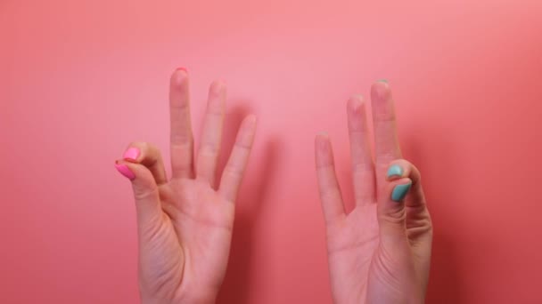 Крупним Планом Жіночі Руки Барвистими Цвяхами Виконують Вправи Рук Рожевому — стокове відео
