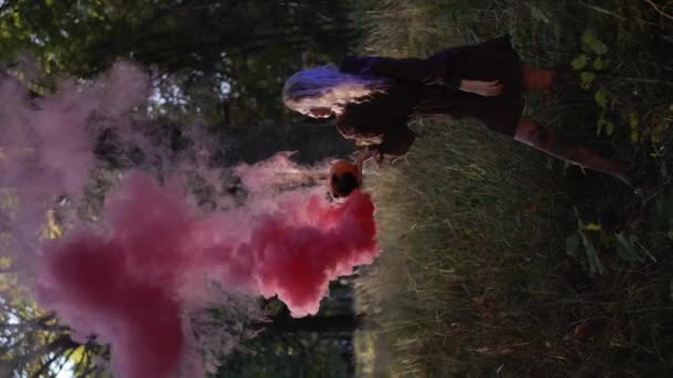 Красивая Молодая Женщина Коричневом Платье Резной Тыквой Розовым Дымом Выходящим — стоковое видео