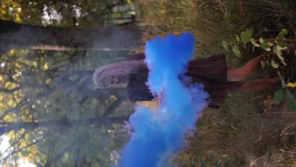 Piękna Młoda Kobieta Brązowej Sukience Trzyma Wyrzeźbioną Dynię Niebieskim Dymem — Wideo stockowe