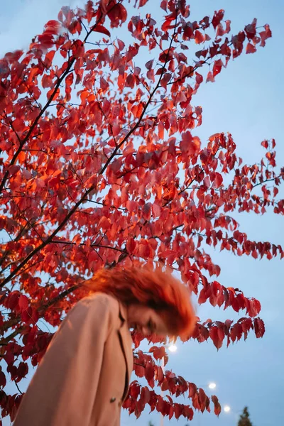 赤毛の女性は彼女の頭を速く 秋の背景 動きがぼやけたイメージを振る 心の概念への後退 — ストック写真
