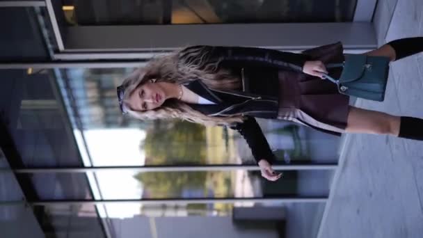 Модна Молода Красива Жінка Чорній Куртці Темних Сонцезахисних Окулярах Вийшла — стокове відео