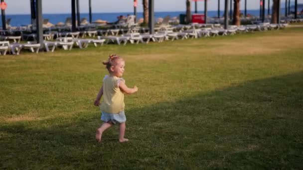 Щаслива Дівчинка Малюк Тікає Озирається Назад Щасливе Активне Дитинство — стокове відео