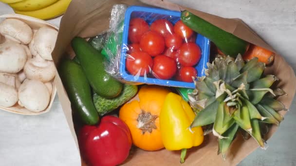 段ボールの袋から果物や野菜を敷く女性の手の高い角度のビュー 健康的な食品の宅配コンセプト タイムラプス — ストック動画
