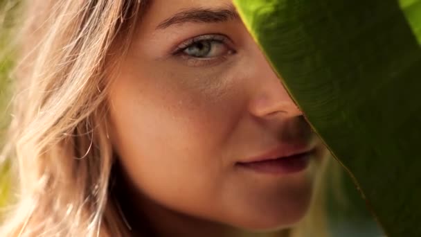 바나나 사이에 화장을 피부를 여자의 자연의 아름다움 카메라를 매력적 선택적 — 비디오