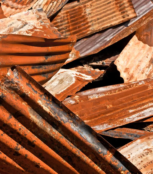 paslı oluklu metal yığını