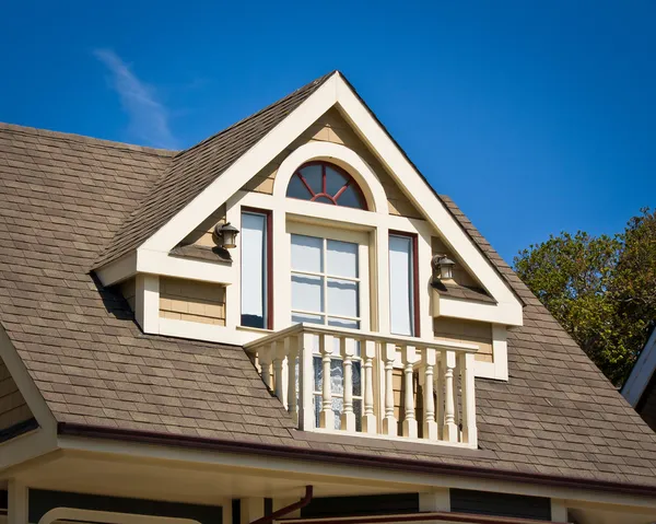 Dormer balkong - viktoriansk stil — Stockfoto