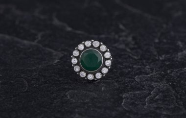 Siyah Taş Arkaplanda Saf Gümüş Halka