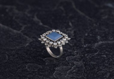 Siyah Taş Arkaplanda Saf Gümüş Halka