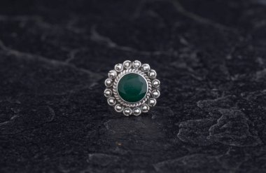 Siyah Taş Arkaplanda Saf Gümüş Halka