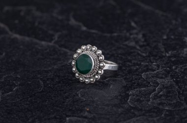 Siyah Taş Arkaplanda Saf Gümüş Halka