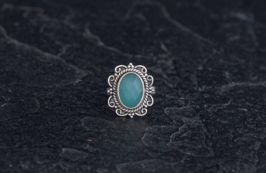 Siyah Taş Arkaplanda Saf Gümüş Halka